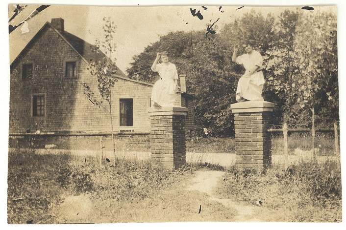 Deux villégiatrices s’amusent à imiter des statues devant la maison paternelle des LaFlèche à Pincourt, vers 1915.